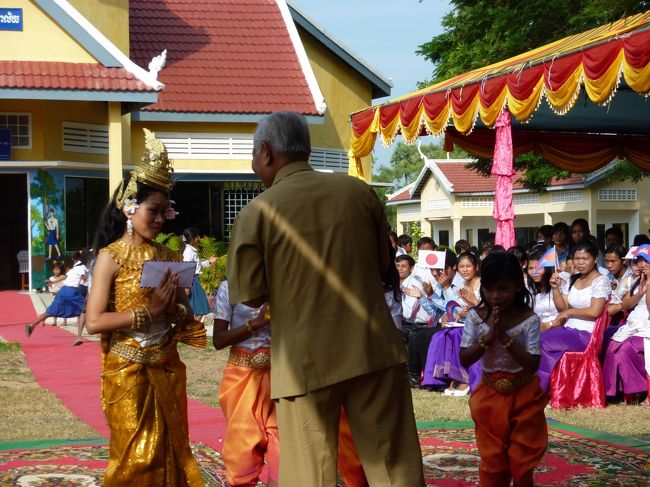 踊りが終わって　知事さんから　ねぎらいの言葉とご褒美が渡される（封筒はエアメール？）<br /><br />日本は包むものを大切にする文化<br />冠婚葬祭　それぞれに水引の形　色が変わり難しい。<br />こちらは　気にしないね！<br /><br />調べてみるとベトナムでは　結婚式のご祝儀をエアメールの封筒に入れる習慣があるとのこと。<br />こちらもその習わしがあるのかな？<br />所変われば・・　面白いなあ<br /><br /><br /><br />