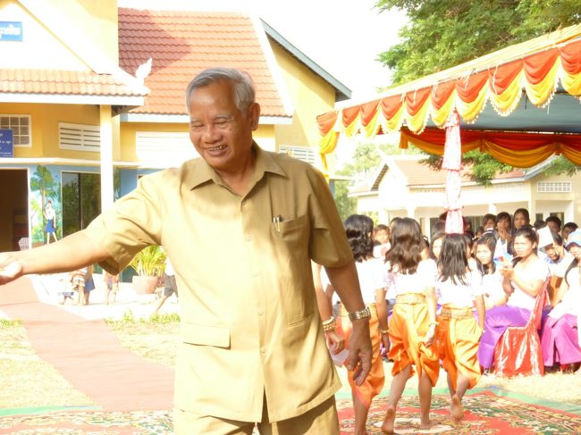 子供たちは　嬉しそうに誇らしげに帰って行きました。<br /><br />現地スタッフの話によると　こちらは地位の高い人ほど話が長い。<br />地位の低い人から順に　来賓あいさつが行われるが<br />自分より前の人より　長く話すのが権威らしく、<br />それゆえ　後へ行くほど　どんどん話が長くなる。<br />今回、私もそれを体験しました（汗）<br />最後の次官は　これでもか！！っていうほど長かったぞ。<br />意味分かんないし・・ﾄﾎﾎ