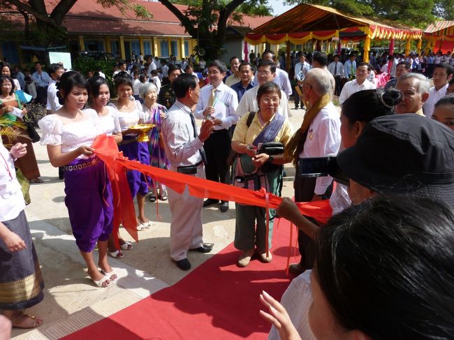 図書館のテープカット。<br /><br />でもテープじゃなくて　幅25センチくらいの布で、みんなで少しずつ切っていく。<br />絶対に沢山切っちゃだめですよと念を押されて、私も切らせていただいた。1センチにしておいた。<br /><br />ここでも最後に切るのはその場で一番偉い人です。<br />沢山残った布を　ズバ―っと切って終了。