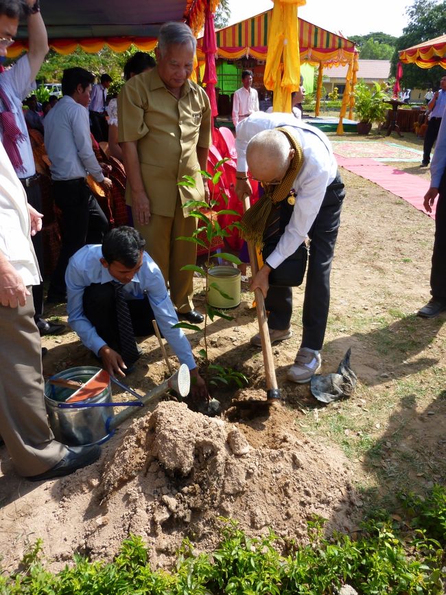 式典と言えば　お決まりのこれこれ。<br /><br />記念植樹ですぞ。<br />聞いても誰も答えられない　何かの樹の苗　を植えました。（6本）<br /><br /><br /><br />