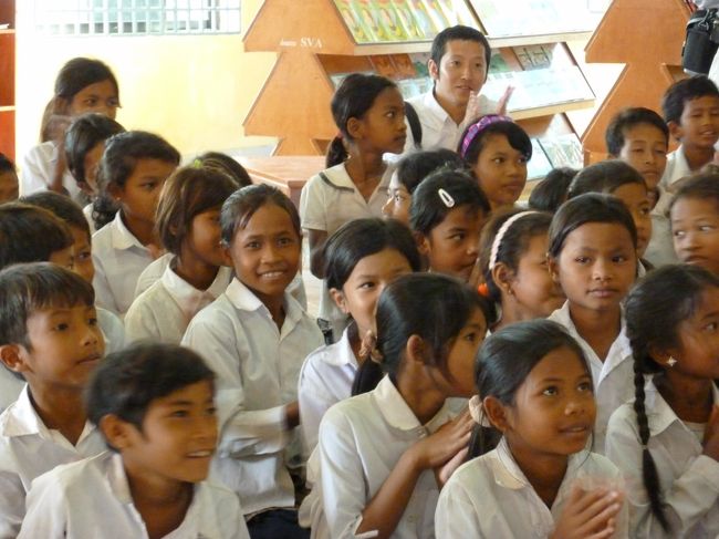 さてさて　ここから　式典は終わって　番外編。<br /><br />お客さんの生徒さんを集めて　Ｋ氏による　余興の始まりです。<br />この日のために　南京玉すだれを習い　日本を紹介するために　富士山のカレンダー　博多人形　けん玉　ハーモニカ　ハッピ　提灯　　　　<br />色々飛び出してきました。<br /><br />見ている生徒たちの　集中力がすごい。<br /><br />玉すだれは　イマイチ分からなかったようだが（笑）