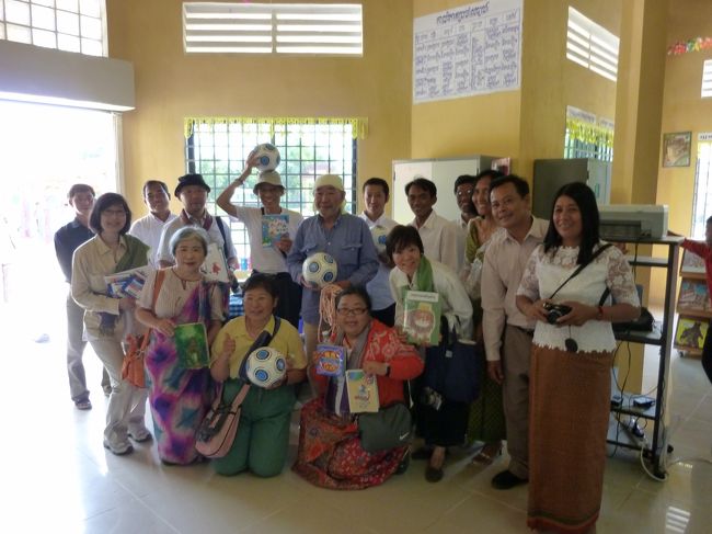 持ってきたお土産を手に手に記念撮影。<br /><br />私はバンコクでＭ先生に　選んでもらった色鉛筆持って。<br /><br />ＳＶＡの理事である　Ｆ氏そしてＮ氏　お二人は静岡県のご住職。その友人の息子さんで若い僧侶　そして図書館を寄付された主役のＫ氏　男性４人を含めた9人の旅。<br />ずーっと付き添っていただいたき　食事の御世話　お酒のチョイスをしていただいた　東京スタッフのＫさん　現地スタッフの皆さん　ガイドさん。<br />気持ちの良い旅　となり　素敵な経験を　させてもらい<br />ありがとう！！<br />