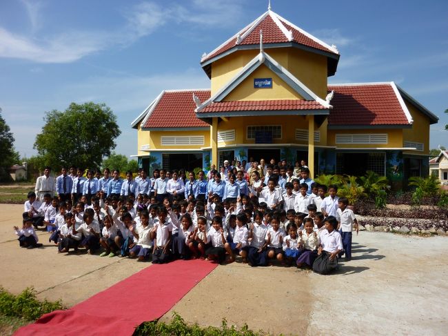 かわいいデザインの図書館が　青空に映えて・・・