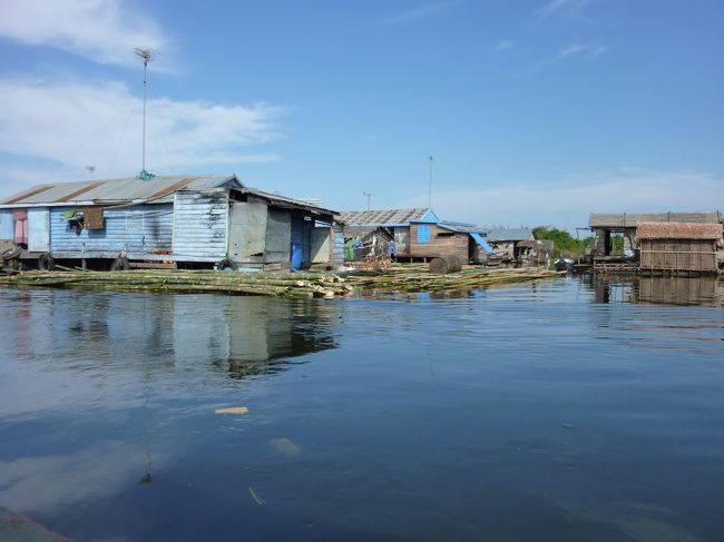 無事　式典を終え、プノンペンへ戻る前に　トンレサップ湖の観光へ。<br /><br />水上生活の様子を３〜４人乗りの小さな船４艘で見学。<br /><br />バンコクにある観光用の水上生活者ではなく　自然に生活している様子を見られる貴重な体験だった。<br /><br />水が美しい。