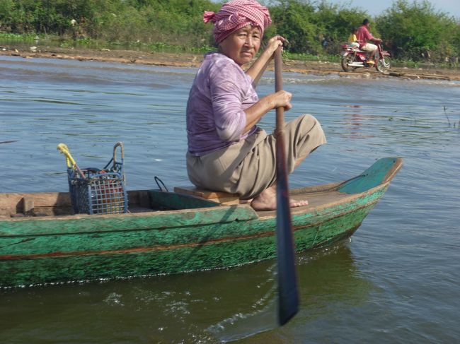 働いているのはお母さんが多い。　男性はみなぶらぶらしている。