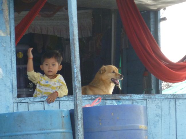 子供たちは　みんな　手を振ってくれる。