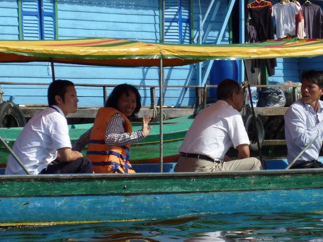 手を振っているのは　教育学校の先生。　今年の６月大阪の学校に視察に来られたそうだ。この船の手配をしてくださった。
