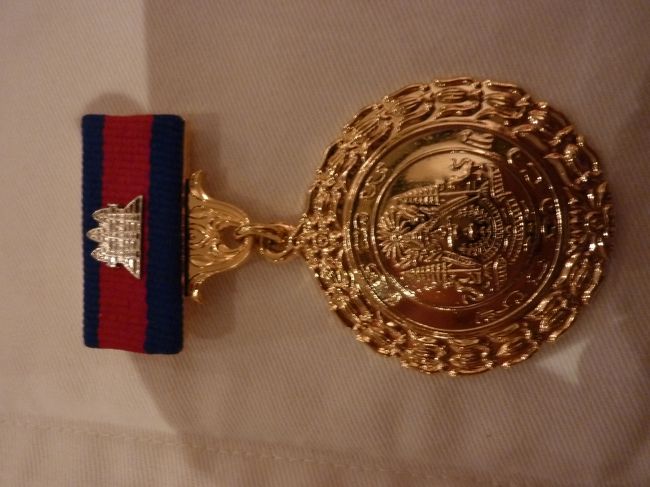 図書館贈呈者に送られた　<br />じゃじゃーん　本物の勲章です。<br /><br />後から　フンセン首相のサインが入った証明書が届くそうです。<br /><br />これにはＫ氏も興奮しきり・・