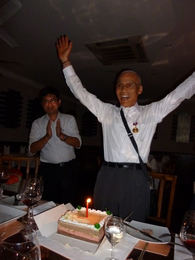 実は　もうすぐ誕生日というＫ氏の発言に　気の利くスタッフがさっそくバースデーケーキを用意して<br />ハッピバースデー♪<br />Ｋさん　思わず　ばんざーい　しちゃいました。<br /><br />自分の誕生日にケーキを食べるなんて習慣はなかったと<br />生まれて初めてだ　生きていて良かった！<br />と本当に本当に　喜ばれていました。<br /><br />長い　一日の終りに思いがけない<br />もうひとつの　プレゼントでした♪