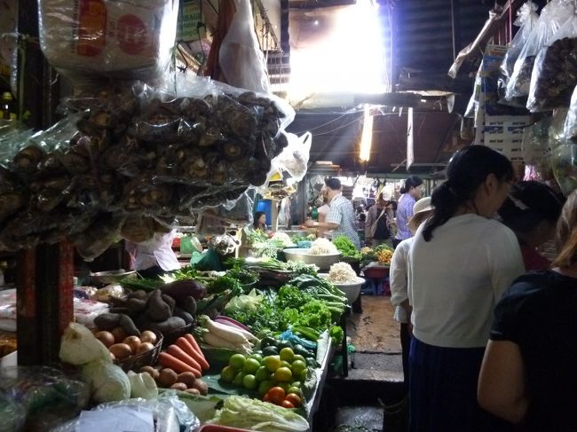 12月2日<br />夜の便で　プノンペン⇒バンコク⇒関空（皆はセントレア）<br /><br />午前中　全て揃う地元のマーケットへ<br />各々ブラブラと楽しむ。<br />