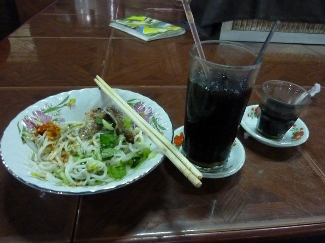 ここのコーヒーがプノンペンで一番おいしい　って言われて飲んでみた。<br />ベトナムのコーヒーっぽい感じ（行ったことないけど）で確かに美味しい。<br /><br />朝食抜きの私はここで　食事を。<br />食べかけでの撮影だが　これがまた美味しい。<br />汁なし　クッティアウみたいな。<br /><br />セントラルマーケットが改修工事中のためこちらへ案内していただいたが　地元の空気感を味わえるから　<br />こちらに来れて良かった！！<br /><br />こちらってどちら？　マーケット名は　失・記憶<br /><br />