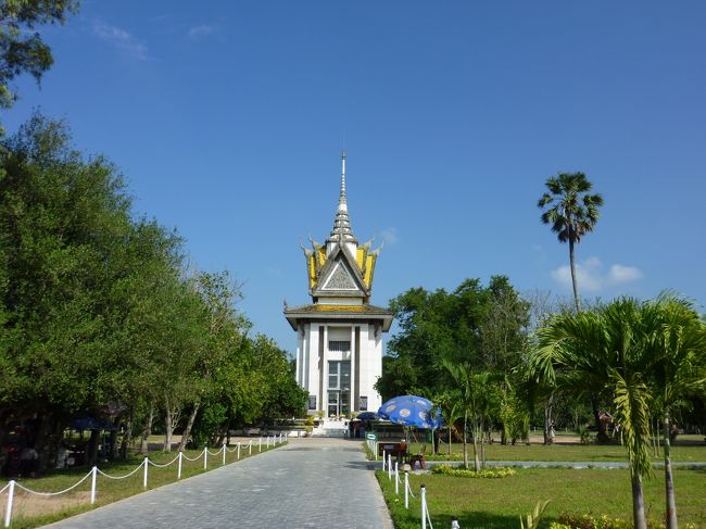 午後　時間があったので　キリング・フィールドとトゥーススレン博物館へ連れて行ってもらう。<br /><br />何度も来ている方には申し訳なかったが　一度は訪れたかった場所。<br />世界のあちらこちらに存在する　愚かな人間の歴史の跡地の一つである。<br /><br />慰霊塔の内部には　数知れない白骨の一部が弔ってある。<br /><br />