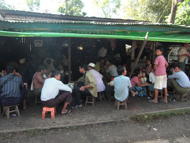 駅前にはカフェ？がたくさんあり、いい大人がぶらぶらしています。きっと仕事がないのでしょう。ミャンマーでの失業率は深刻な問題です。