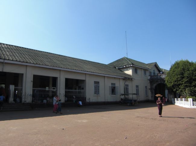 バゴー駅です。帰りは電車で帰ろうとしましたが、すでに満員でした。構内で写真は軍事施設関連とのことで禁止です。