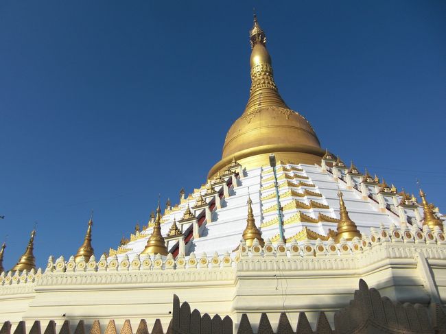 マハーゼディーパヤーへ。とても綺麗ですが、戦後再建されたものです。