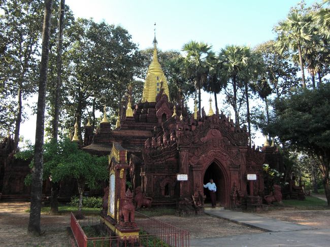 パヤー横には小さいですが豪華に寺院が建っています。