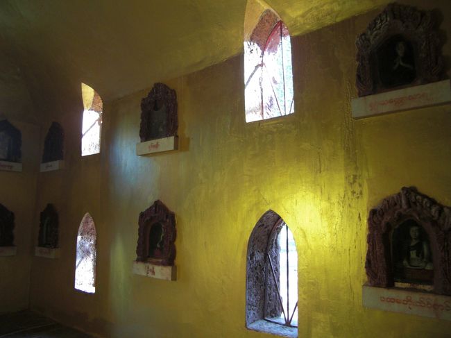 中に壁は金色で小さな仏像が立ち並んでいます。