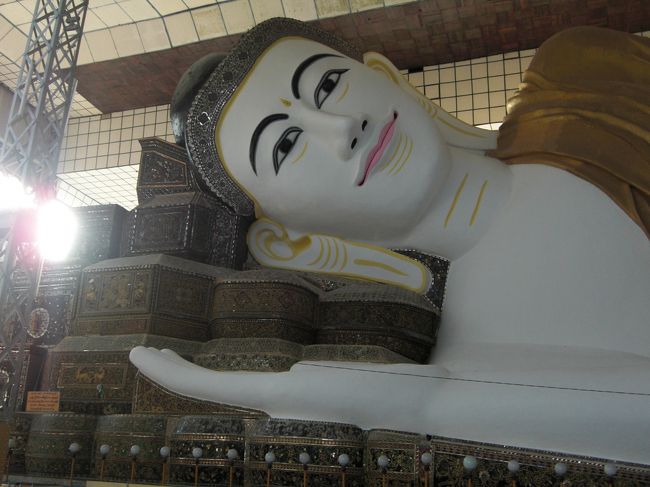 シュエターリャウン寝仏です。９９４年にこれだけデカイのを造ったのはすごいです。まさに寝仏の元祖です。