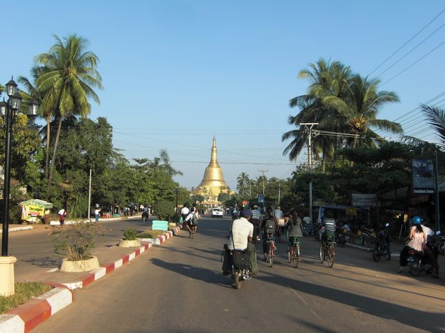 バゴーのメインであるシュメモードパヤーへ向かいます。奥に見えてきました。