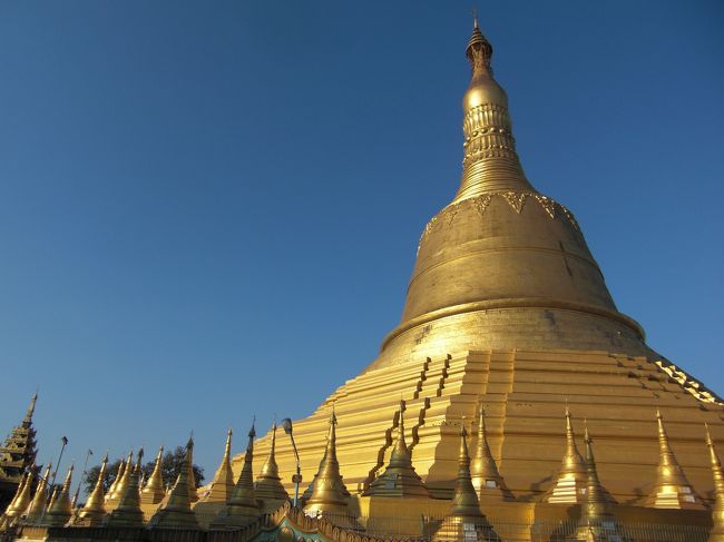塔の高さは１１４ｍあり、ヤンゴンのシュエダゴォンパヤーよりも高いとのことですが、丘の上になく、それほど大きく感じられません。