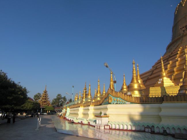 人も少なく、取り囲む寺院も少し寂れた感じがします。