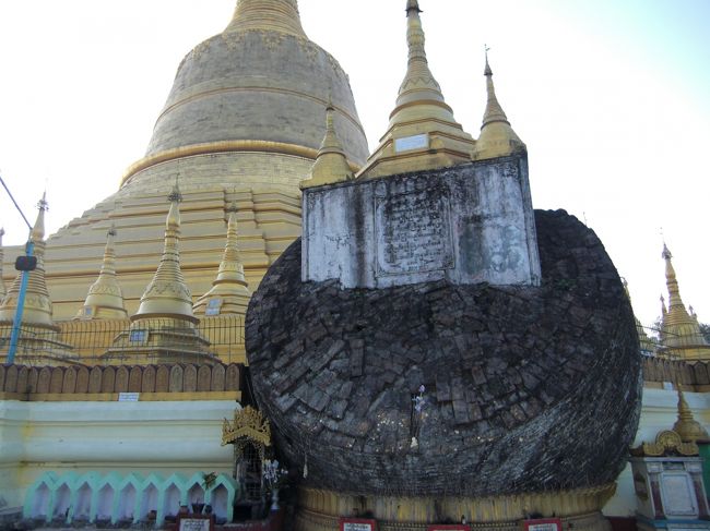 １９３１年の地震で塔が崩れた跡が今も残っています。