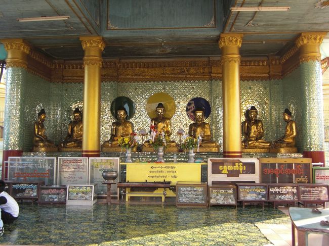 東西南北に仏像が並んで祭られています。