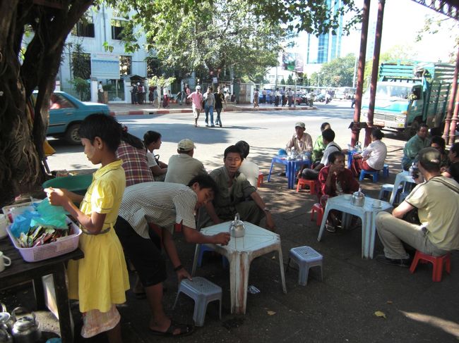 朝からヤンゴンの町並みを散歩します。朝からモヒンガーという米麺にナマズのスープというメニューの屋台が立ち並びます。庶民の一般食だそうです。