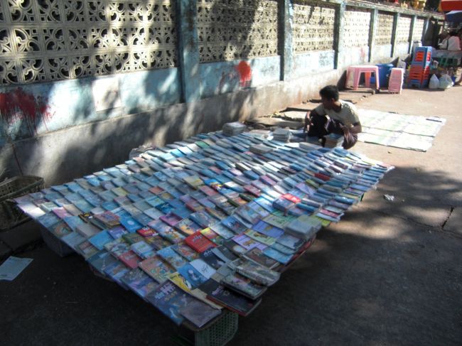 本屋もたくさんあります。ミャンマー人は識字率が高いのか、よく読書している姿を見かけます。国民性として勉強熱心なのでしょうね。