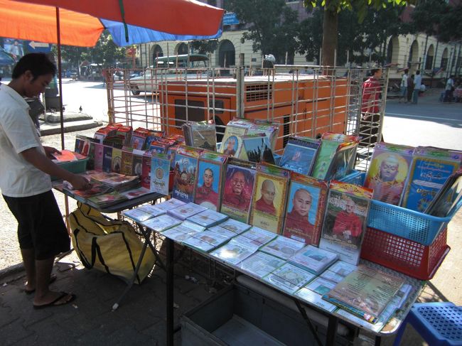 ＤＶＤやＣＤのコピー品の屋台をよく見かけます。最新のものもあり、品揃えは豊富です。正式なＤＶＤやＣＤ屋を見たことがありません・・・ＤＶＤで５００円、ＣＤで３００円ぐらいです。<br />写真は偉い高僧の説法なんかもＣＤや本で売っています。