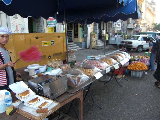 お菓子屋の屋台です。結構おいしそうな西洋菓子も並んでいます。