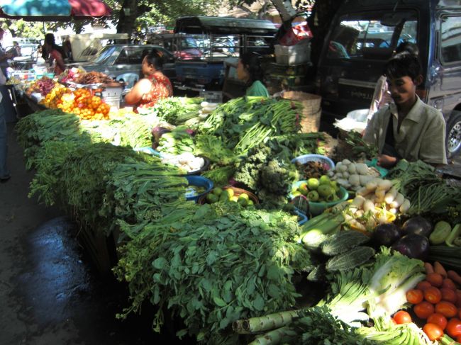 野菜や果物の屋台も並んできます。南国らしく品数が豊富です。
