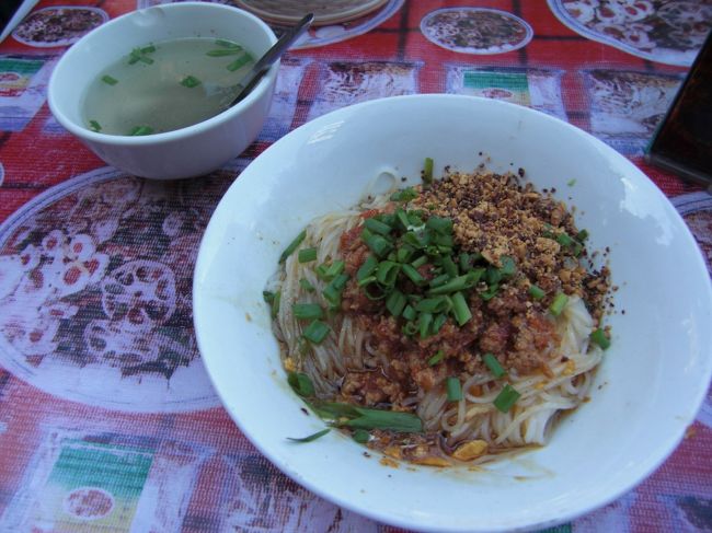 昼飯は地元の人で賑わっている屋台で、汁無し小麦麺はチョイ辛でおいしいかったです。