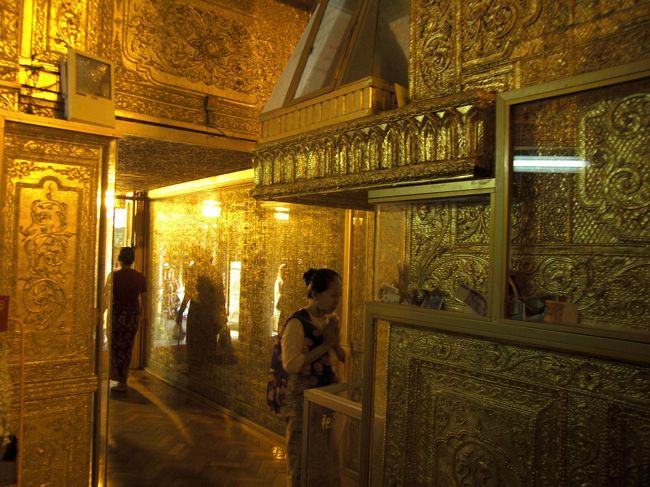 中は金箔の壁一面張りめぐらされています。