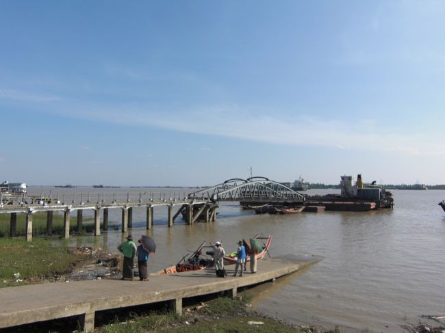 ヤンゴン川の河畔は開放的でとても気持ちいいですが、日差しが強く今日は暑くてたまりません。