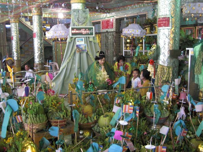 地元の寺院で中心の女性が祭られていて、花で取り囲まれています。本当に祈りが今も息づいていていることを感じます。