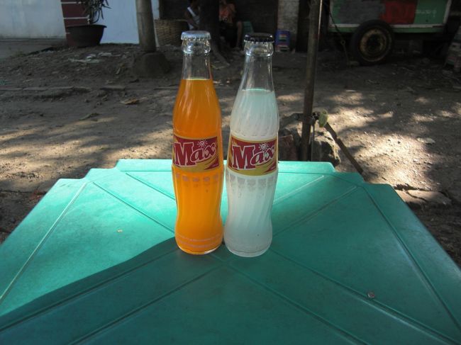 こちらはファンタオレンジもどきのマックスです。薬っぽくてこちらは飲めたものじゃありません。