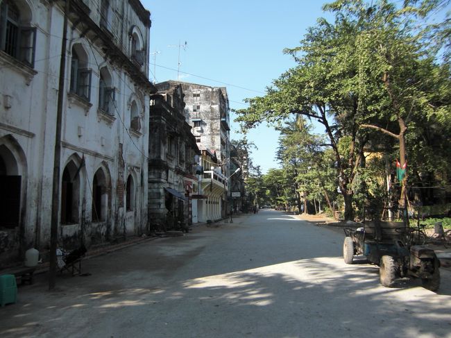 歩いているとイギリス植民地自体の名残のような石造りの西洋建築が並んでいます。今は庶民の住宅となっているようです。