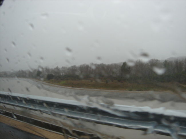 それにしてもすごい雨。<br />道路も水が溜まりやすいのかすごい高さの水しぶきが車を覆うことも・・・<br /><br />それでもみんなすげー飛ばすんですよ。<br />しぶきなんておかまいなしに。<br /><br />ローヌ川支流のデュランス川。<br />濁流になってます。。