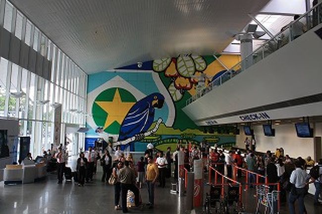 空港の中はこんな感じ！　でもたくさんの人がいます。