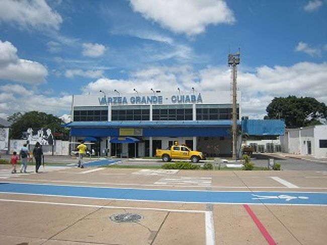 クイアバはとても小さな空港です。ちょっとしたレストラン風です。