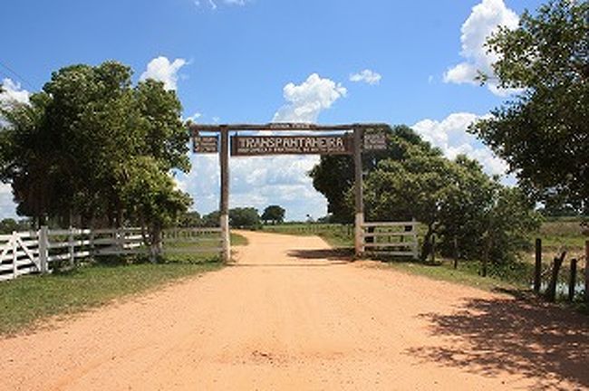 街中を過ぎること約1時間。パンタナール横断道路入り口にたどり着きました。ここからは舗装道路でなくなります。すべて赤い道です。