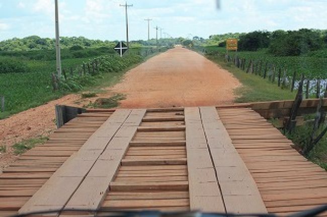 雨季にはこの道も両サイドが水没してしまいます。<br />後2ヶ月後にはこの道だけがまっすぐに残っているそうです。途中たくさんの橋があります。