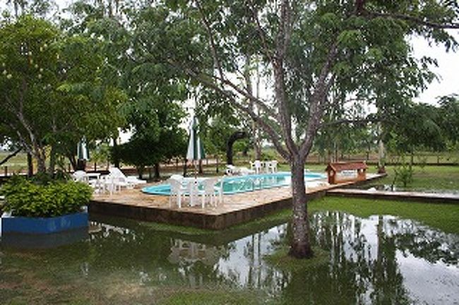 ホテルは夕方降った雨で水浸しです。