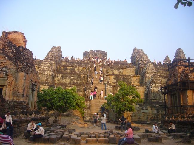 まずはトゥクトゥクチャーターで３日券を購入しプノンバケンへ。<br />プノンバケンはアンコールワット近くにある丘の上の遺跡で、ここから見るサンセットサンライズはすばらしいものがある。<br />丘の下から頂上まで15分くらい歩くと、遺跡が見えてきます。思ったより歩いた。