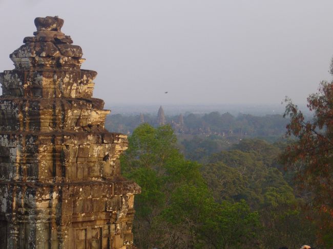 おっとあそこにかすかに見えるのはアンコールワット。<br /><br /><br /><br />感動