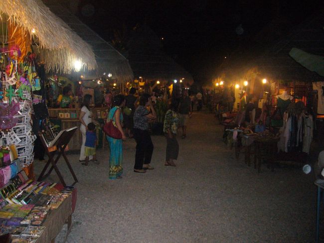 この日の遺跡巡りはプノンバケンのみで、シェムリアップ中心地に戻ってき、ゲストハウス近くのレンタサイクルで自転車を借りて、近くを散策。<br />小さなマーケットに行ってみた。