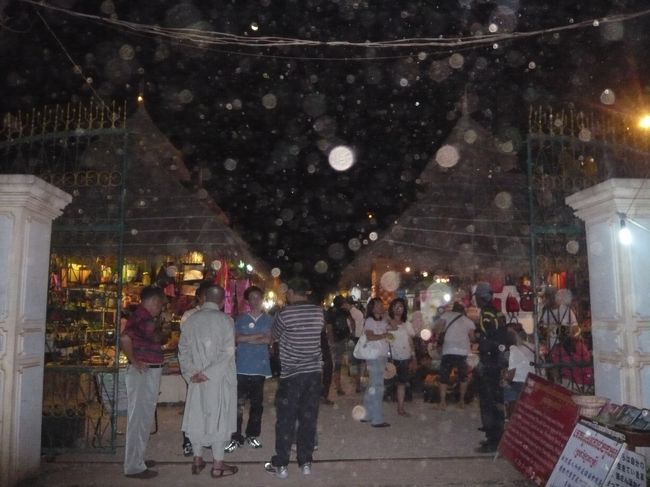 完全に観光客相手のマーケットでお土産屋さんがたくさんあった。