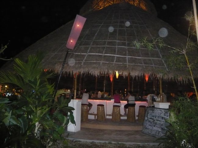 お洒落なバーも併設