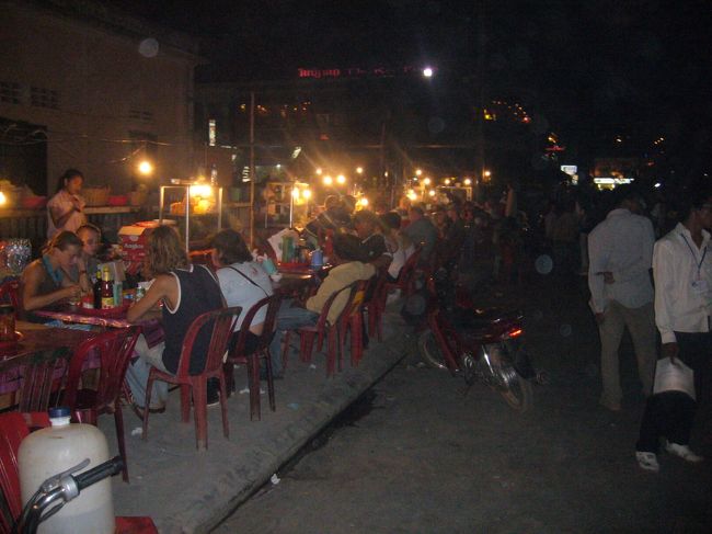 マーケットを出て、屋台街へ<br />こういう露店でご飯食べてるのは欧米人が多い